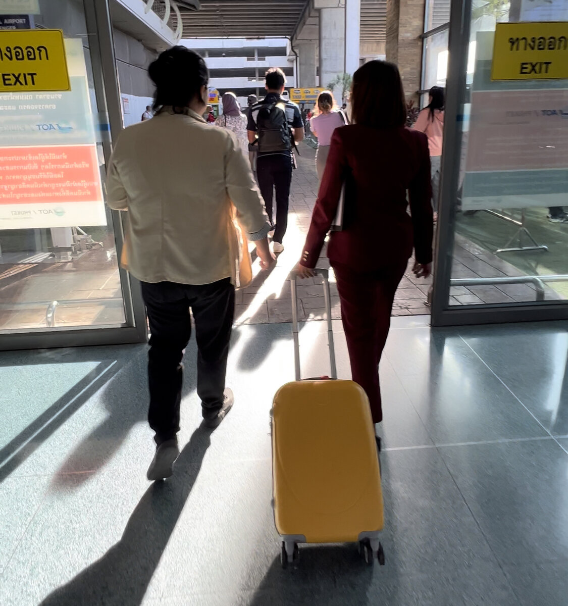 А вот и желтый чемоданчик, который везут представители аэропорта