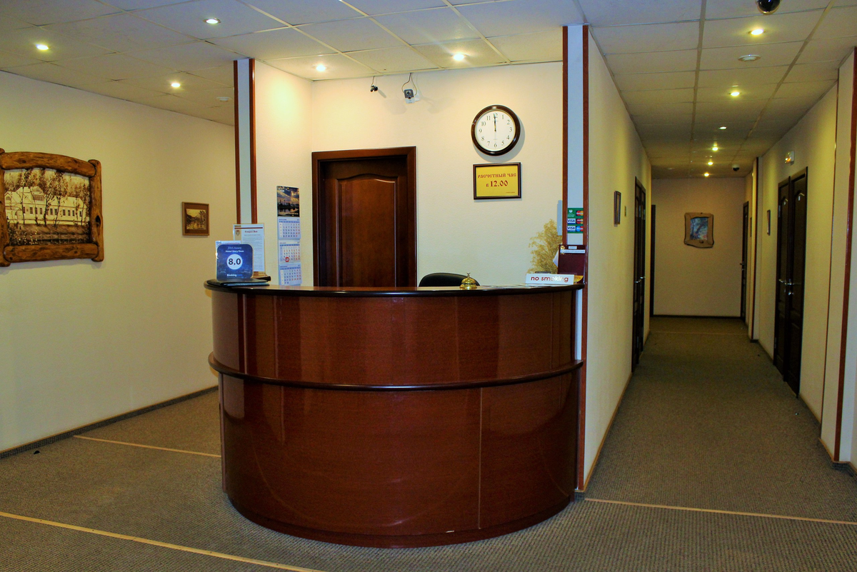 Ровно в полночь я схожу со стойки регистрации и гуляю по отелю. Это тот самый коридор, который был превращён в спортивный стадион