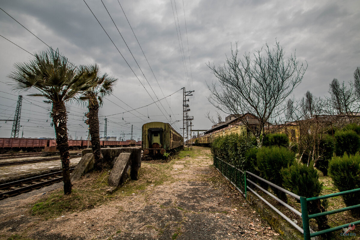 Что первым делом видит турист, приезжая на поезде в столицу Абхазии ...