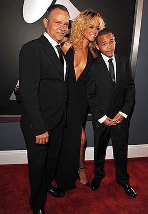 Рианна с отцом Рональдом и младшим братом Раджадом на церемонии «Грэмми» в 2012 году
Фото: Lester Cohen / WireImage / Getty Images