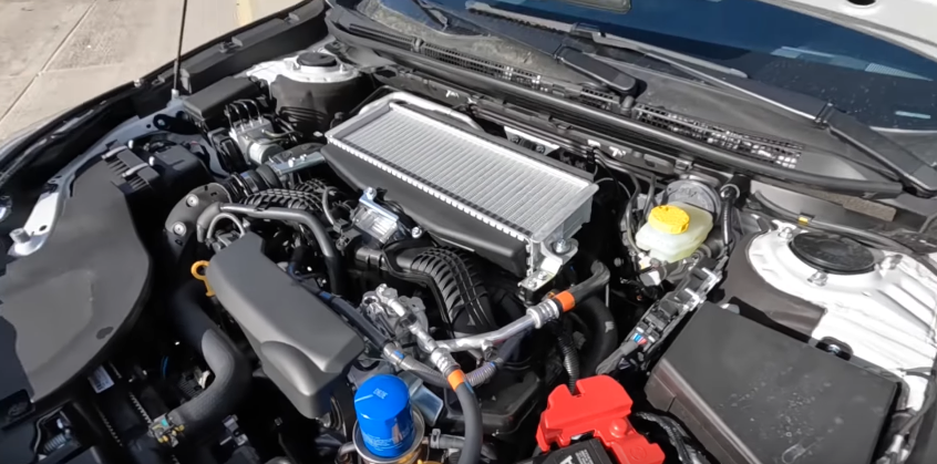 Подкапотное пространство в комплектации Sport.