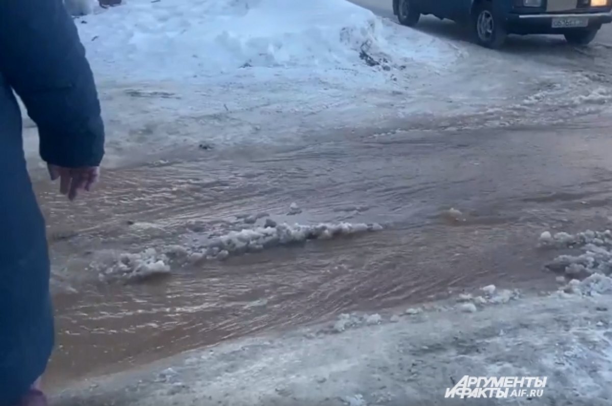    В Перми улицу Гашкова затопило из-за утечки в водопроводе