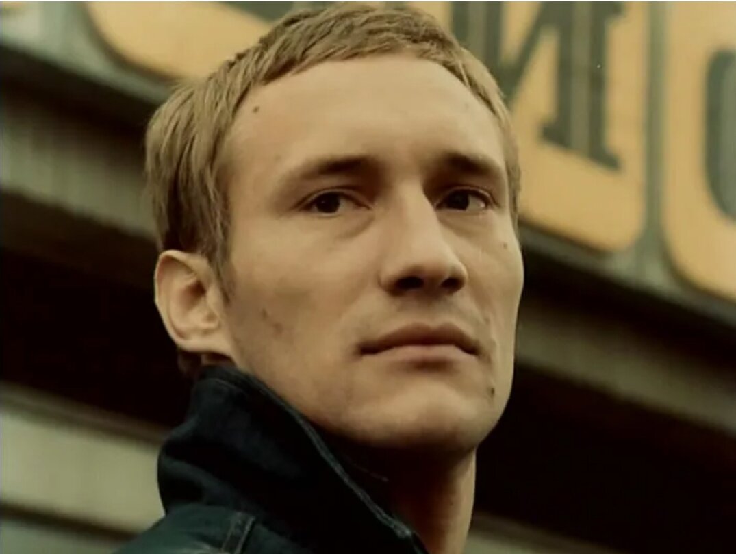 Изображение со страницы http://m.kino-teatr.ru/kino/acter/m/ros/3903/foto/m2302/365625/