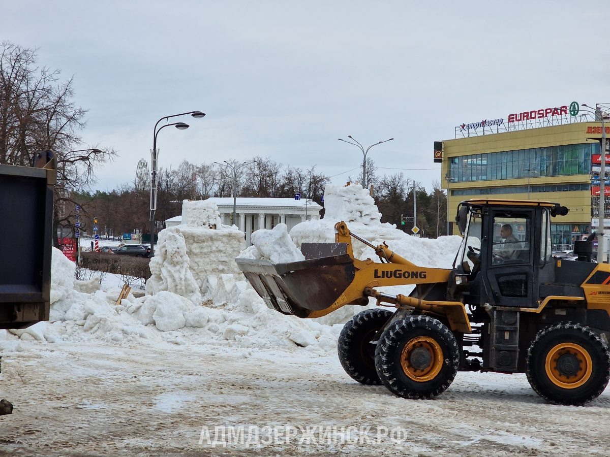    На прошлой неделе городок и новогоднюю елку рядом с ним начали демонтировать Анастасия Красушкина