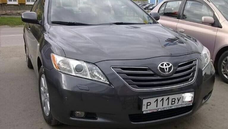     Тойоту Камри жительницы Ишима банк изъял за долг по кредиту. Однако цену на автомобиль занизили, а позже выяснилось, что женщине еще нужно платить штрафы нового владельца, который не поставил машину на учет. Позже проблему решили — у автоледи украли номер — «111».