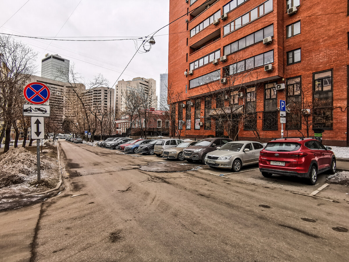 Вид с переулка в сторону Международного центра торговли, как раз он на горизонте.