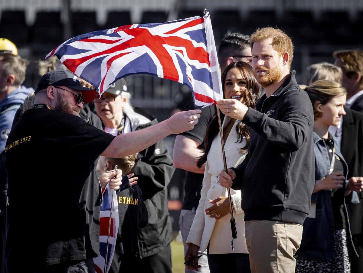    Принц Гарри с британским флагом во время легкоатлетических соревнований на Invictus Games в Гааге, 17 апреля 2022