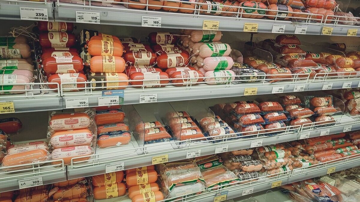     В Российской ассоциации переработчиков пластмасс опровергли дефицит оболочки для мясной продукции и информацию о проблемах с поставками из Китая. Ранее о дефиците упаковки для колбас и сосисок сообщали «Известия», ссылаясь на национальный союз мясопереработчиков (НСМ).