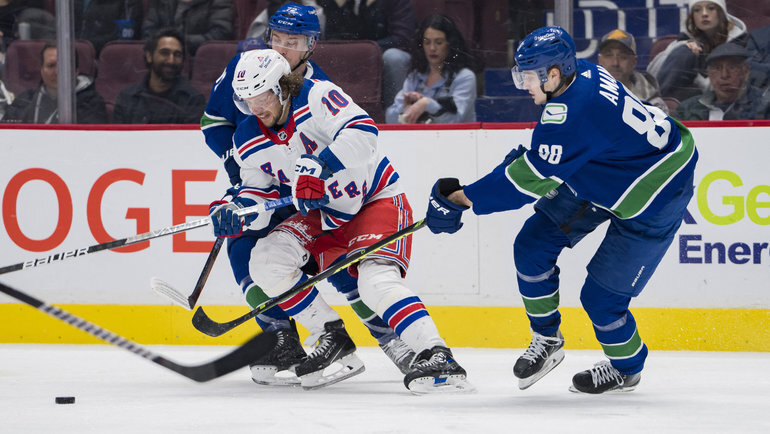    Артемий Панарин (в центре) в матче против «Ванкувера». USA Today Sports