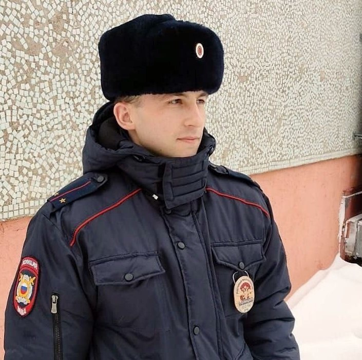 Участковый Максим Солонцов проводит проверку