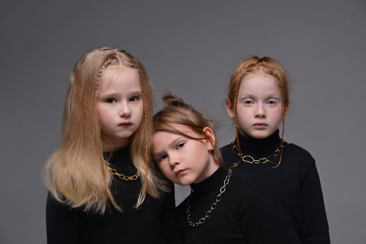 Юные модели на фешн-фотосессии для журнала. 