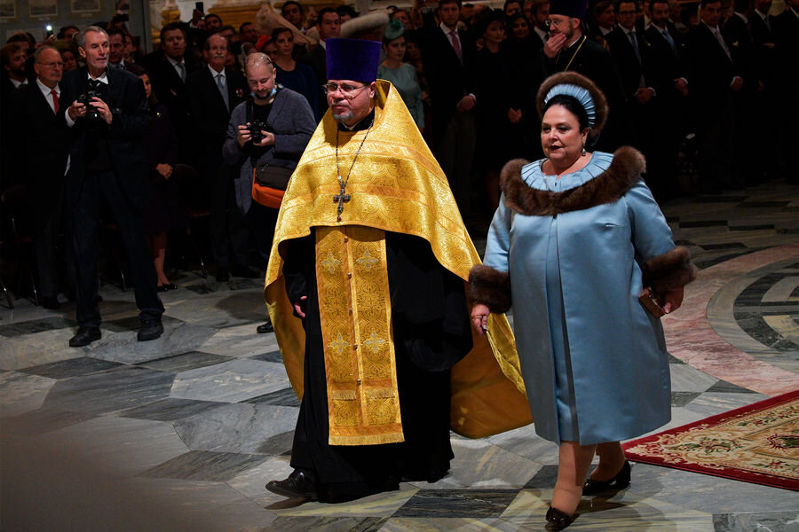 Это часом не Гарик Харламов с ея  Высочеством? Мне кажется, или у неё слоновья стопа?