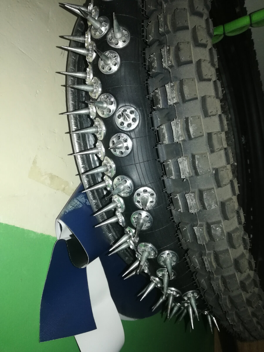 Так как повороты на треках только левые, шипами покрывают в основном левую сторону покрышки. 