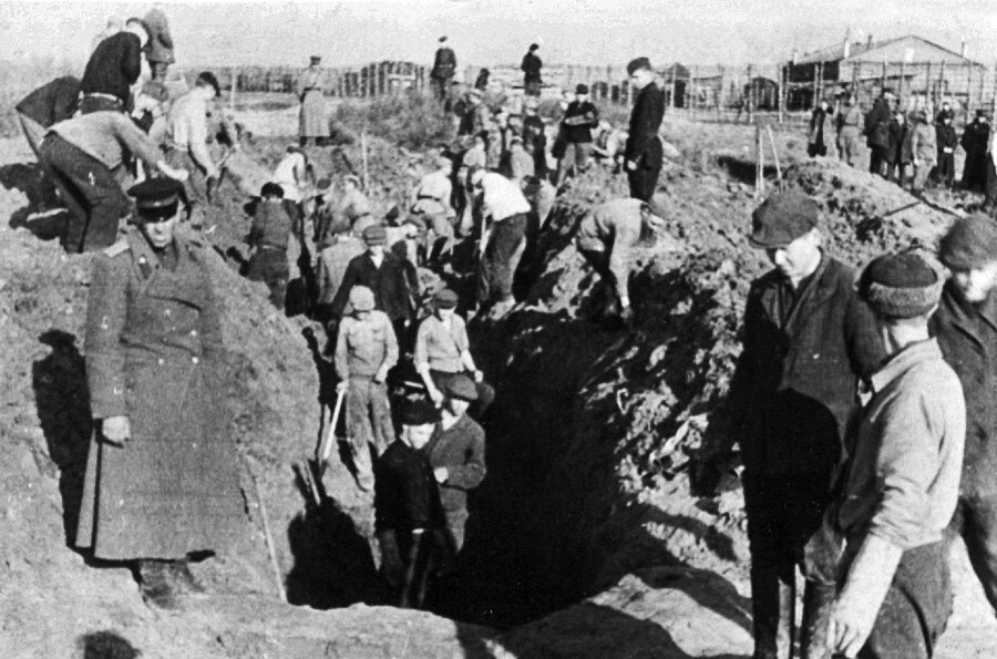 Эксгумация трупов военнопленных в ходе работы Чрезвычайной государственной комиссии. Захоронение «Большого» лагеря. Октябрь 1943 г.