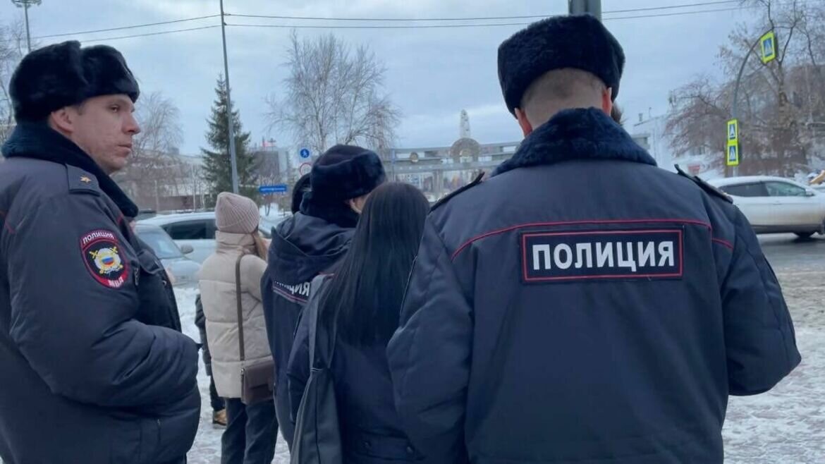     Вчера у центрального универмага Тюмени сосредоточилось более 20 сотрудников полиции. Они не пускали подростков в торговый центр и настоятельно просили их уйти домой. Нескольких ребят, у которых при себе были средства самообороны задержали.