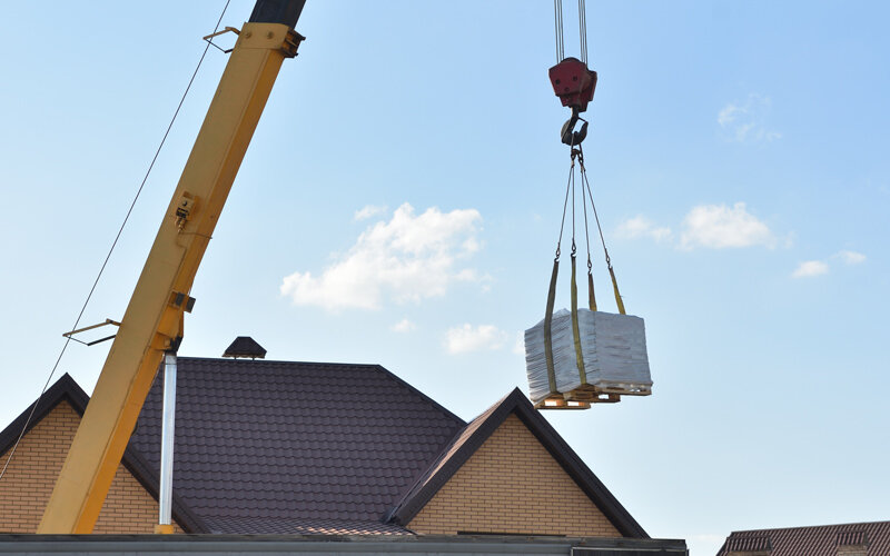 Разгрузка газобетона на строительной площадке 