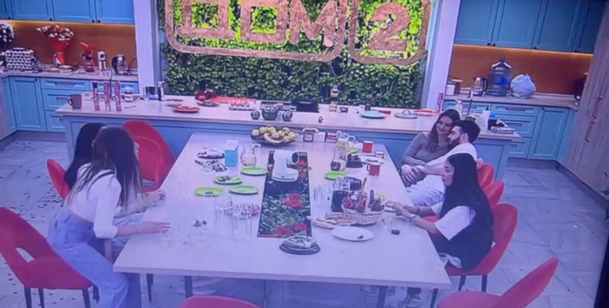 стол для девочек (фото из Telegram)