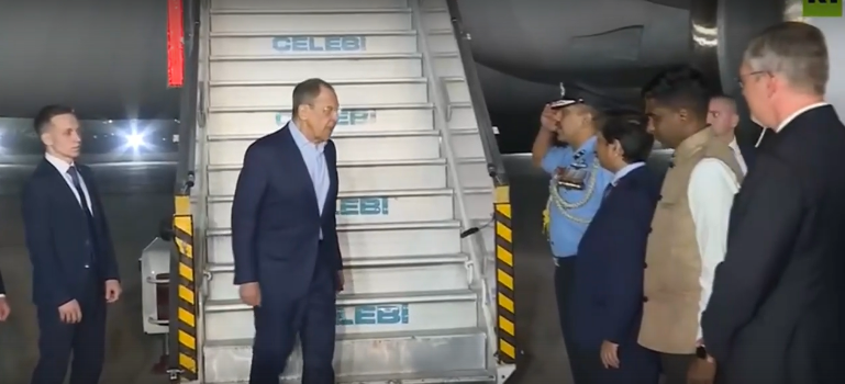 Серея Лаврова встречают в аэропорту Нью-Дели (скрин с видео RT)