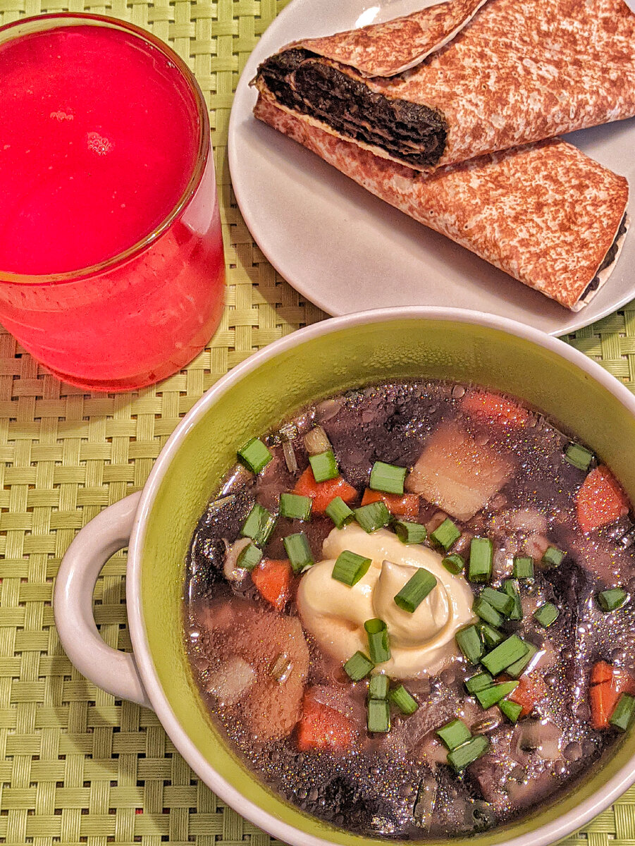 Грибной суп, лаваш с грибной икрой, компот