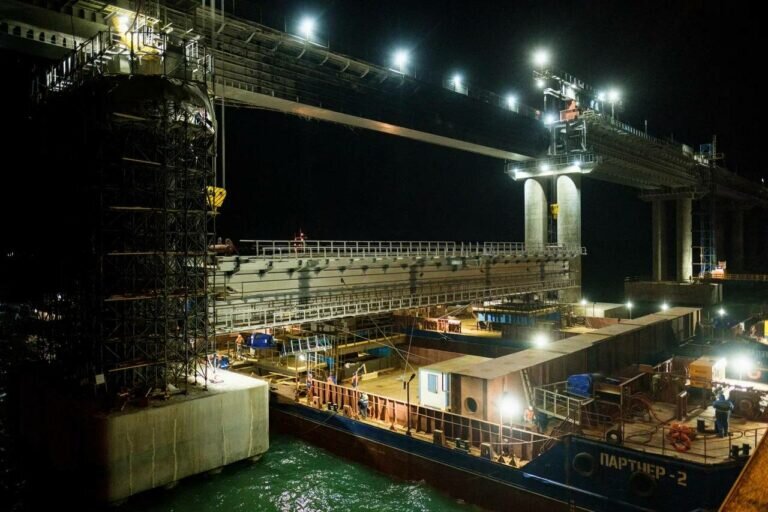    После открытия автомобильной части Крымского моста работы на нем продолжаются Марина Шарт