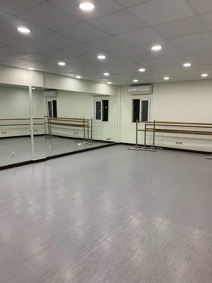 Танцевальный зал в ТЦ Форум, есть балетные станки