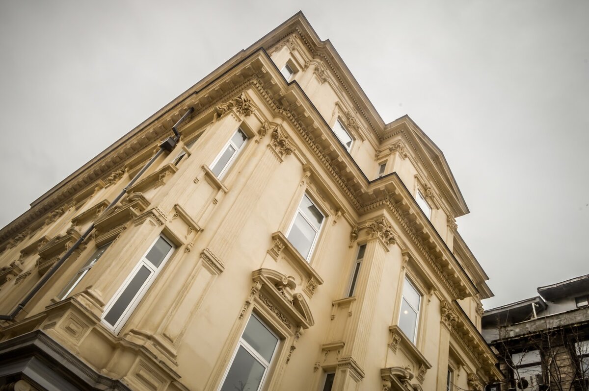 В 90-е годы было модно переводить квартиры на первых этажах в нежилое ...