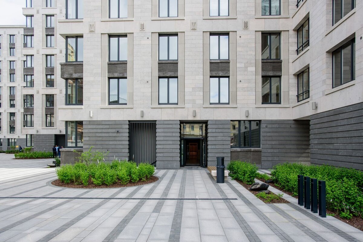 Закрытая территория, которая выходит к культурному кластеру отреставрированного Левашовского хлебозавода