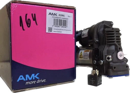 1. Компрессор 
Компрессор – это устройство, которое отвечает за создание сжатого воздуха в системе пневмоподвески. Он является одним из самых важных элементов этой системы, так как без него пневмоподвеска не сможет функционировать. Компрессор расположен у разных моделей по разному: в переднем бампере; под днищем; в багажнике, и работает при помощи электромотора. Когда система нуждается в воздухе, компрессор автоматически включается и начинает накачивать сжатый воздух в ресивер.