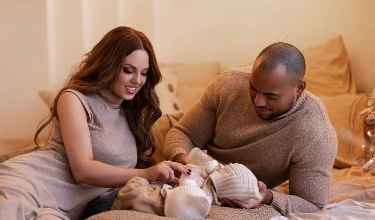    Юлия Ефременкова и Мондезир Свет-Амур с близнецами Фото: Инстаграм (запрещен в РФ) efremenkovvvva