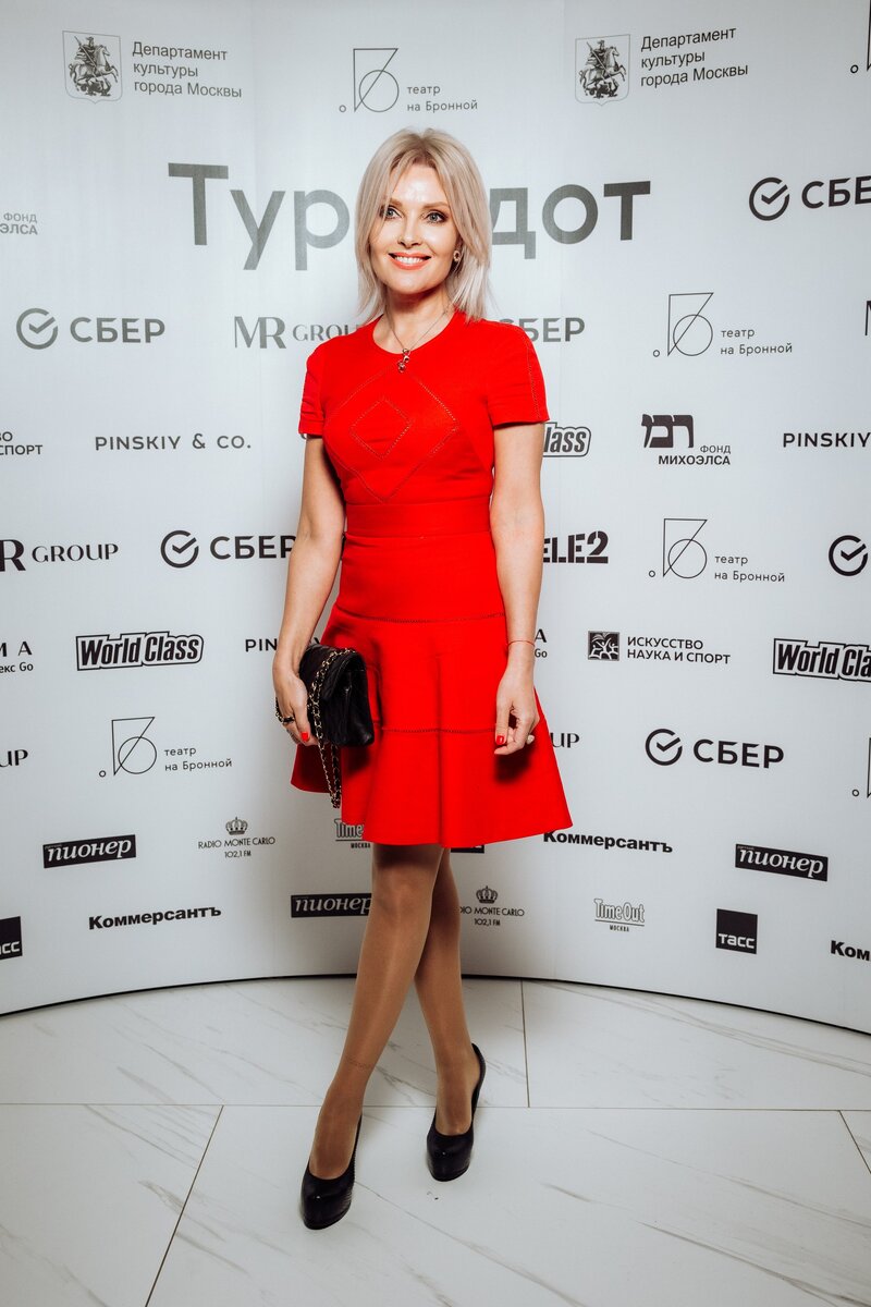 Игорь Виттель и Марианна Минскер , телеведущие РБК-ТВ (2010 год). Редакционное ф