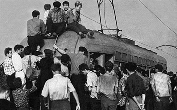 Говорят, что счастье – это когда утром тебя тянет на работу, а вечером домой. В будние дни в Сумгаите одна картина (см. фото). Очевидно, что народ здесь счастливый.