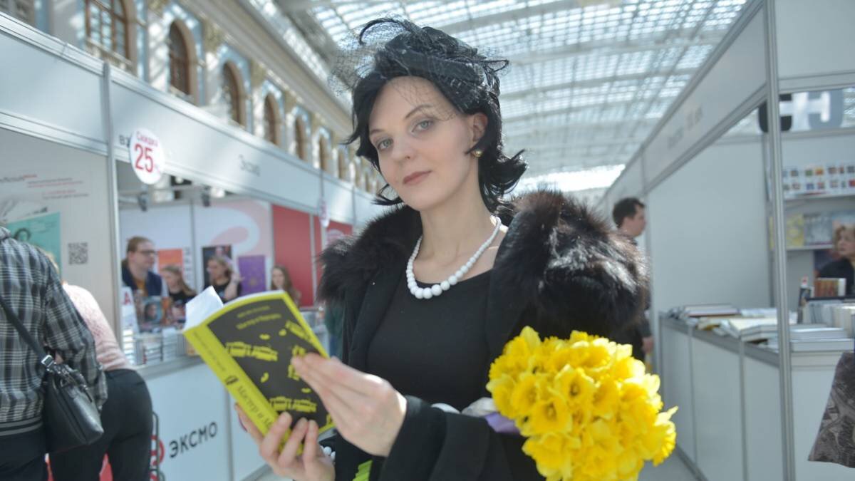    Москвичка Нина Перфильева в образе Маргариты из романа Михаила Булгакова на Международной интеллектуальной книжной ярмарке / Фото: Наталья Феоктистова / Вечерняя Москва