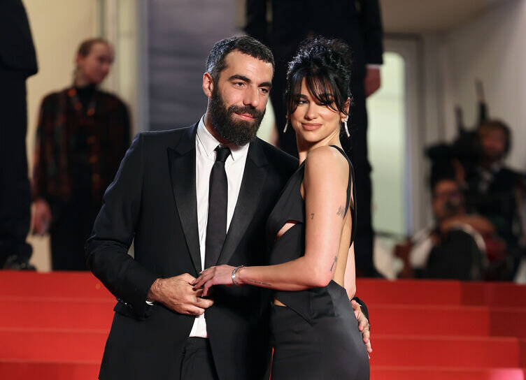    Дуа Липа и режиссер Ромен Гаврас дебютировали на красной дорожке как пара