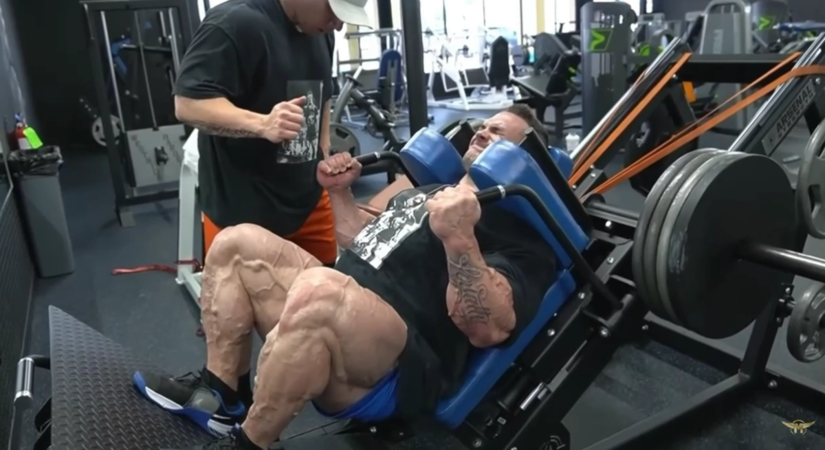 Приседы "в пол" в  Гакке