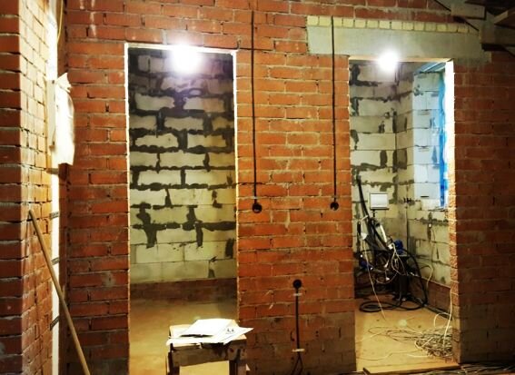 Внутренние стены из кирпича в газоблочном доме
