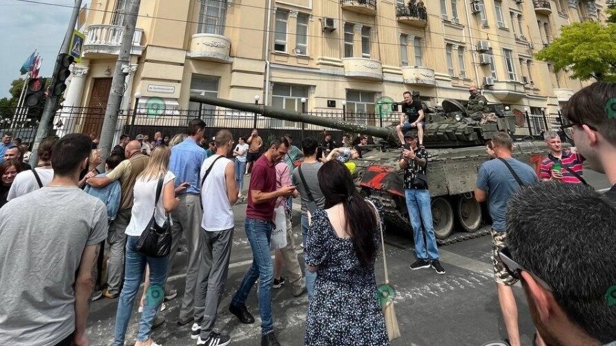     Вооруженные люди просят зевак не подходить к технике