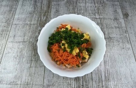 Салат с копченой курицей и корейской морковкой – просто и вкусно