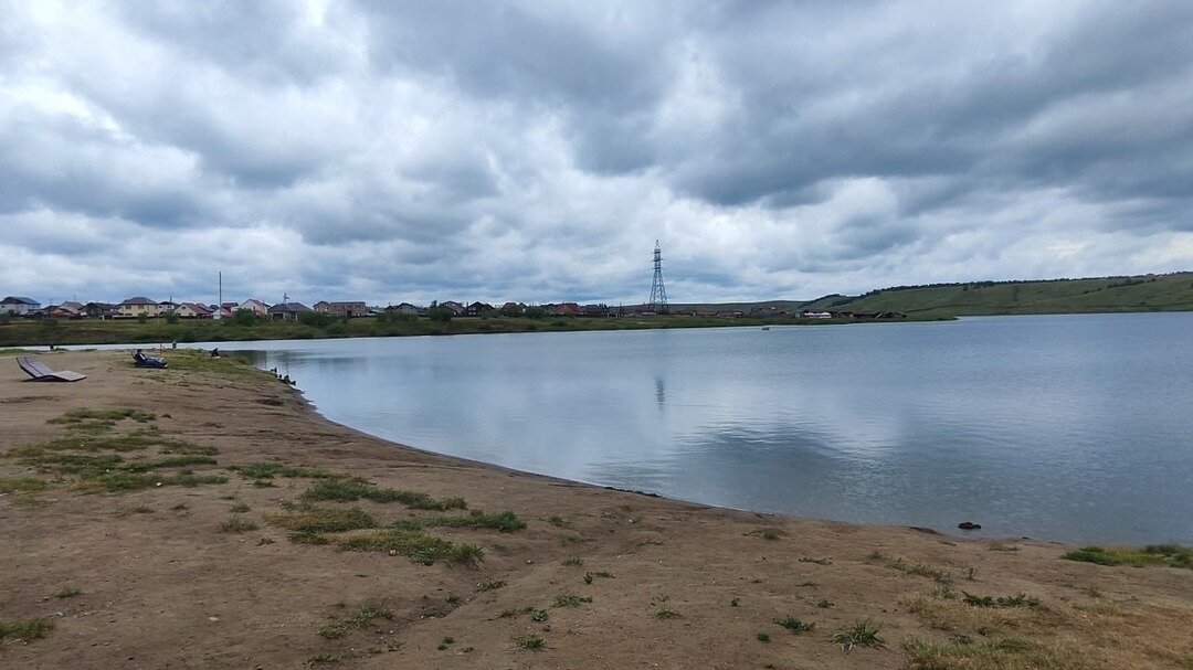     В Красноярске охранник озеро-парка «Октябрьский» в районе Мясоконбината вытащил мужчину из водоёма.