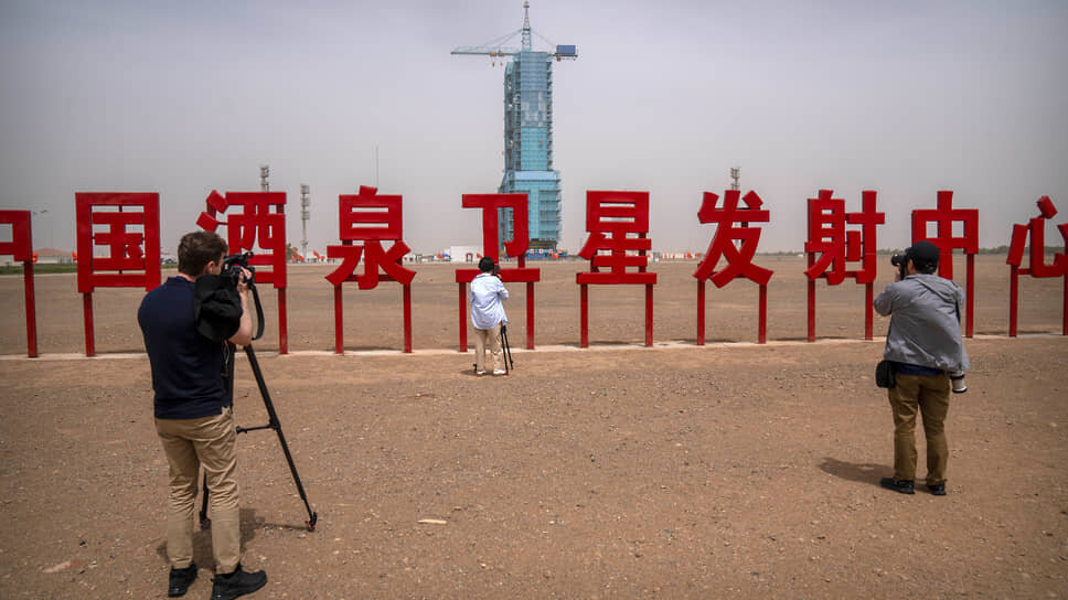 Фото: Mark Schiefelbein / AP📷Космический корабль «Шэньчжоу-16»