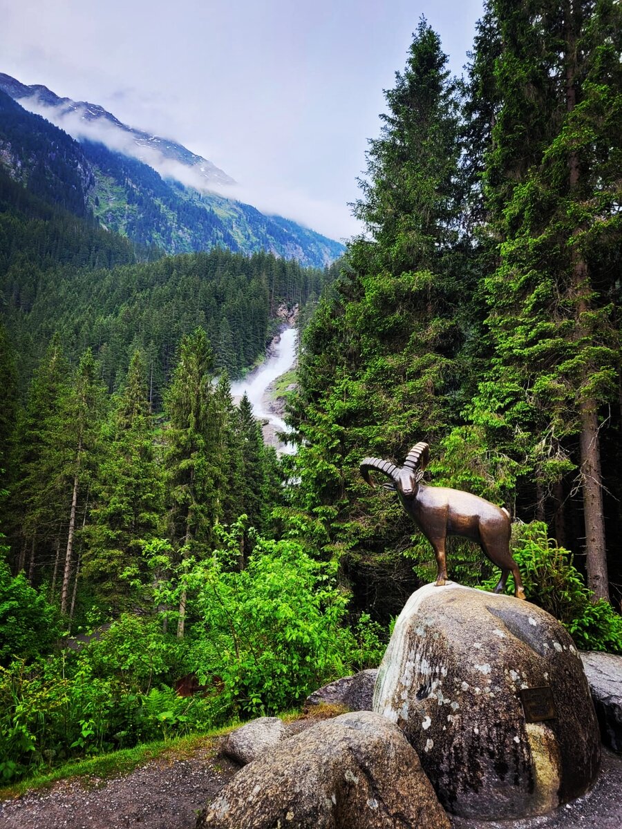 Видите, на заднем плане выглядывает водопад! 