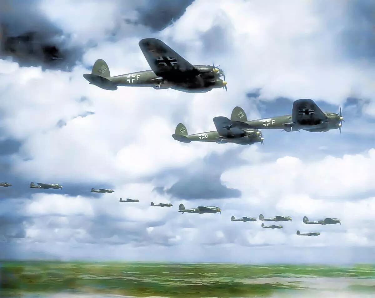 Немецкий самолет танк. Немецкие самолеты 22 июня 1941. Фашисткие самолёты в небе. Немецкие самолеты в небе. Самолет войны.