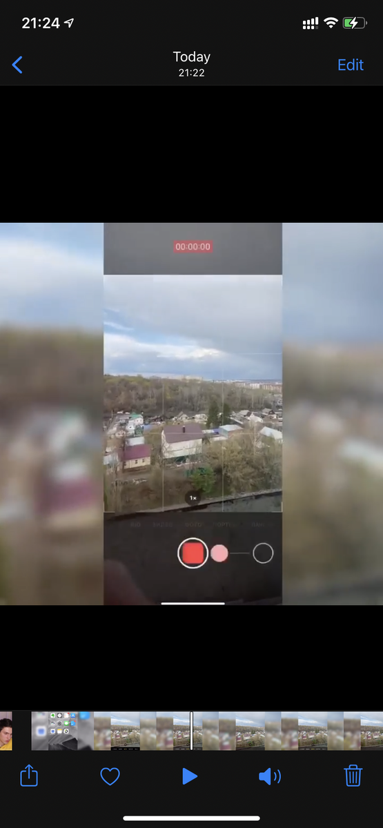 Если тянуть вправо - начнется запись видео (функция QuickTake)