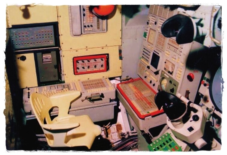 Центр управления и контроля станции Алмаз с оптическим устройством ОД-4М, панорамно-обзорным устройством ПОУ-11 справа внизу и перископом кругового обзора «Сокол» справа вверху.