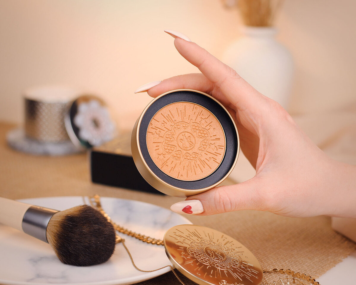 Не всё то золото, что манит сиянием. Иногда это пошлейшие блёсточки.