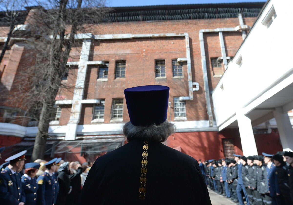 В знаменитой Бутырке. Источник:  https://foto.patriarchia.ru/news/poseshchenie-svyateyshim-patriarkhom-kirillom-butyrskoy-tyurmy-v-prazdnik-paskhi/