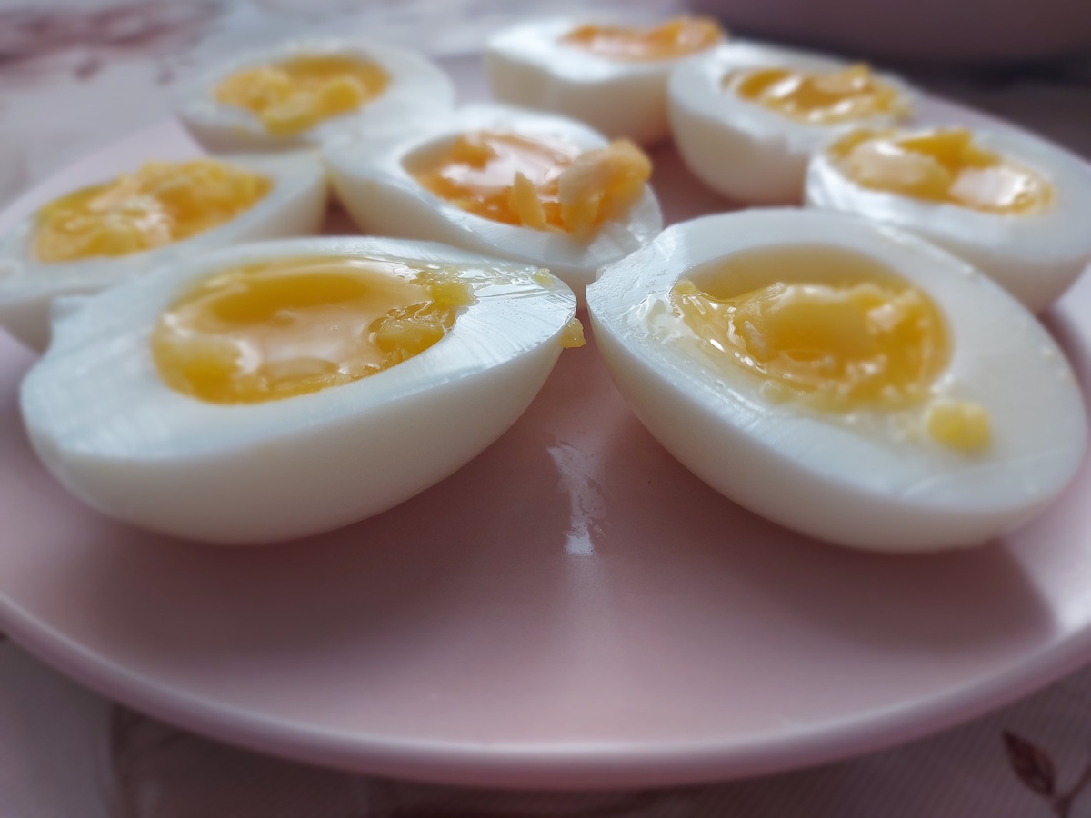 Видите какой желток. Нам именно такой нравится, поэтому и время варки меньше.