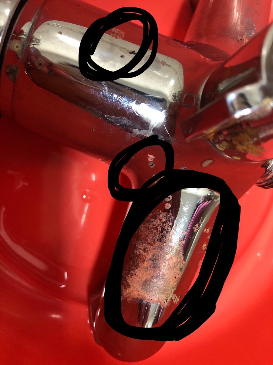 Обратите внимание на эти пятна: это уксусная эссенция «разъела» внешний слой. 