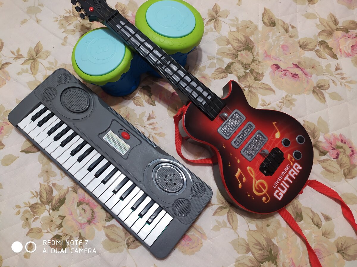 Фото автора - внуки с удовольствием "играют" с этими музыкальными инструментами,пока ещё маленькие