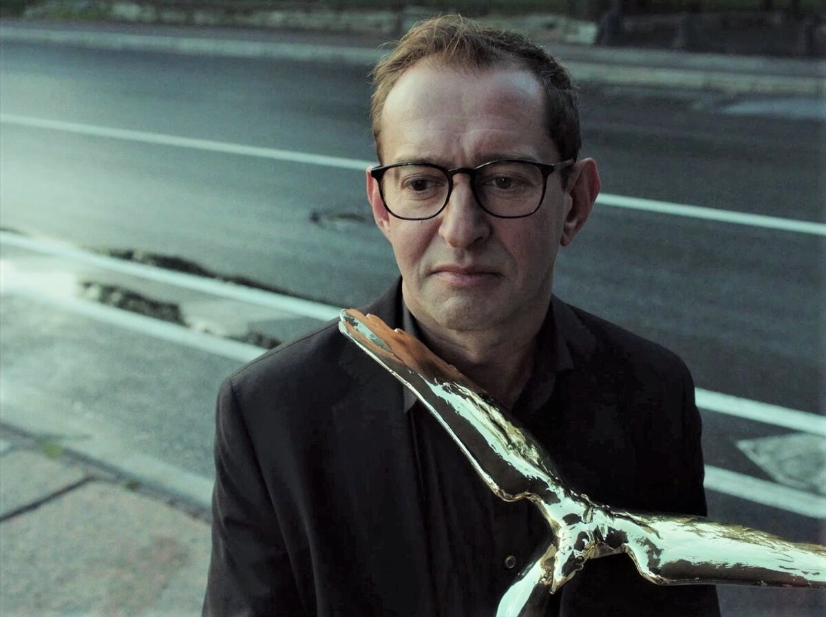 Ярко блестит золотой орел, но радости не приносит. Кадр из фильма «Трое».