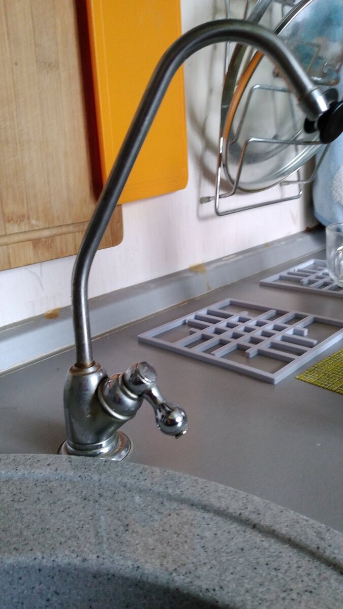 Этот кран волшебный. Он может из водопроводной сделать родниковую водицу.